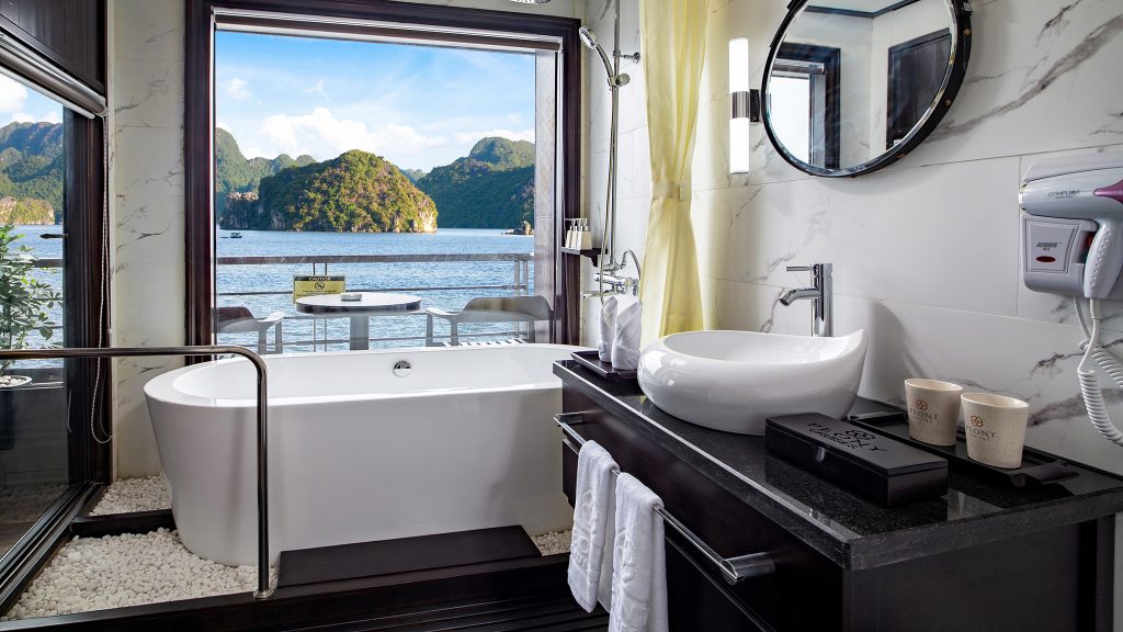 Peony Cruise bathroom with bathtub on Peony Cruise