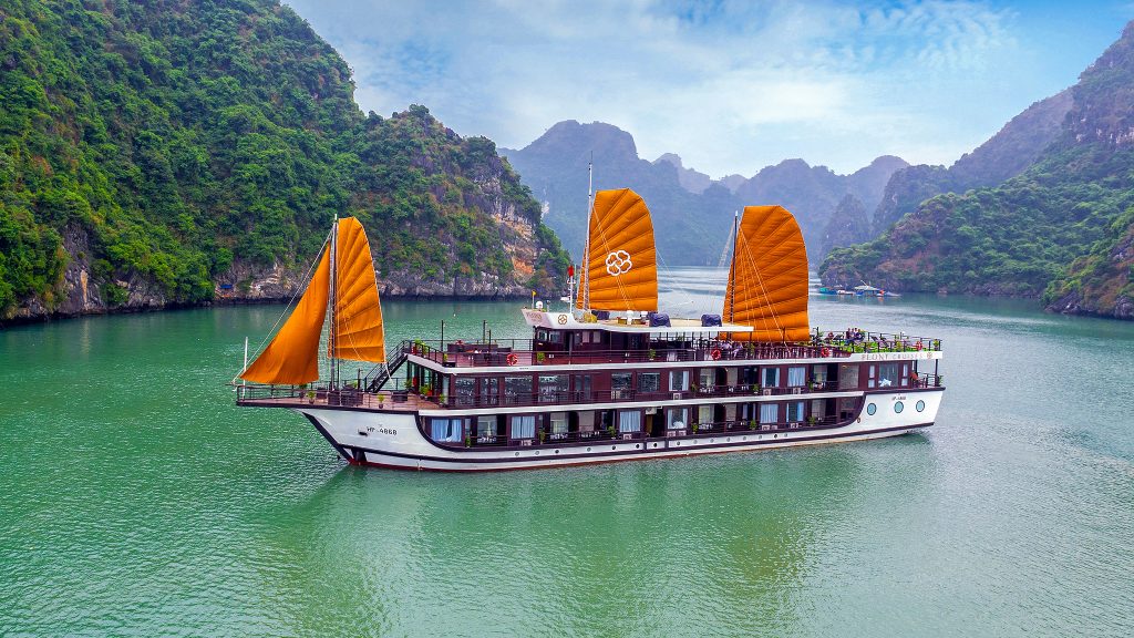 Peony Cruise sailing through Lan Ha Bay - Cat Ba Island
