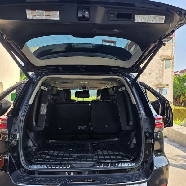Black 7-seat private car from Hanoi or Noi Bai Airport to Ninh Binh