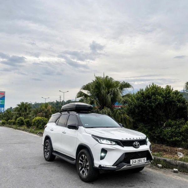 White 7-seat SUV for a private Hanoi to Ninh Binh transfer