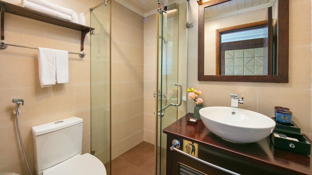 Phoenix Cruise bathroom with bathtub on Phoenix Cruise