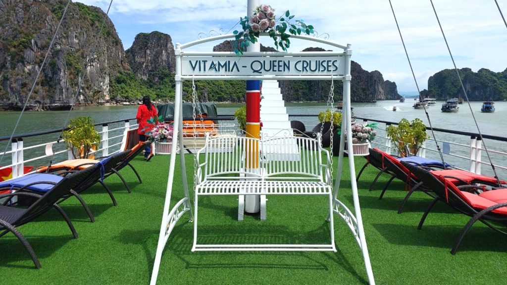 Queen Luxury Day Cruise onboard experience in Halong Bay