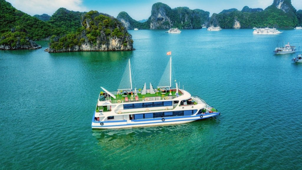 Queen Luxury Day Cruise sailing through Halong Bay