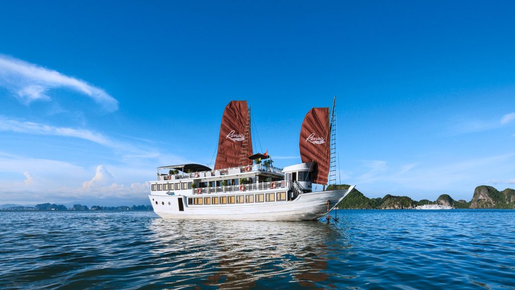 Renea Cruise sailing through Bai Tu Long Bay