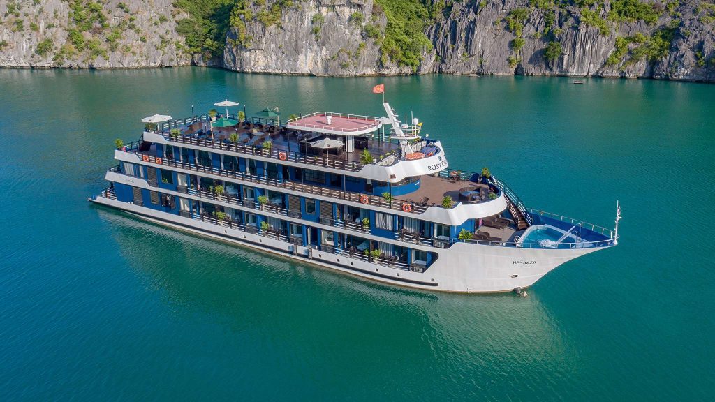 Rosy Cruise sailing through Lan Ha Bay