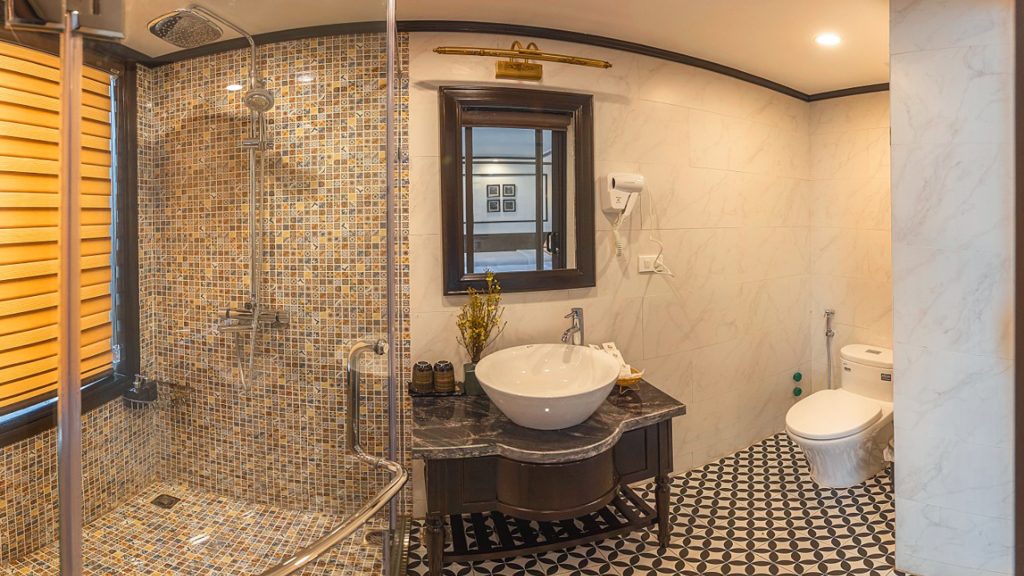 Sena Cruises bathroom with bathtub on Sena Cruises