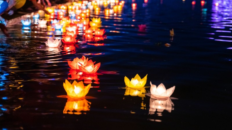 Send Wishes At The Lantern Festival