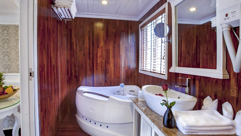 Signature Cruise bathroom with bathtub on Signature Cruise