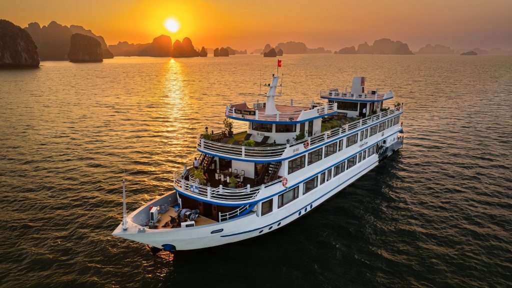 Swan Cruises cruise in Bai Tu Long Bay