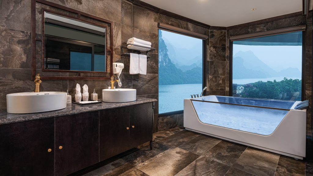 Venus Cruise bathroom with bathtub on Venus Cruise