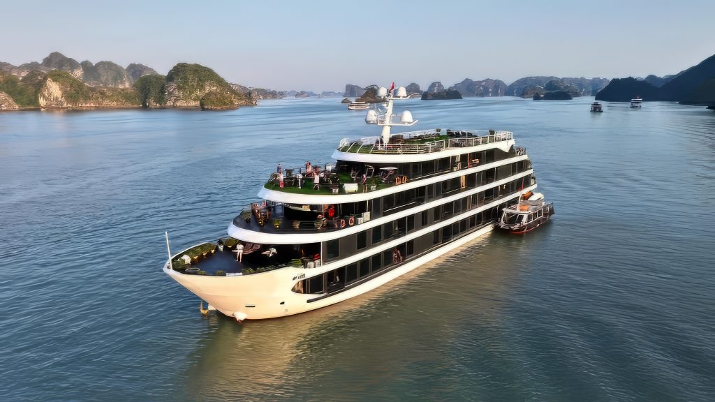 Venus Cruise sailing through Lan Ha Bay