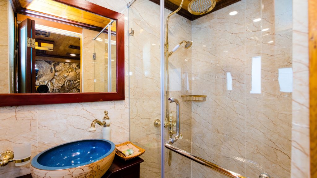 Victory Cruise bathroom with bathtub on Victory Cruise