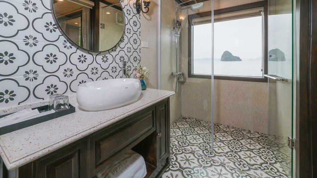 Victory Star Cruise bathroom with bathtub on Victory Star Cruise