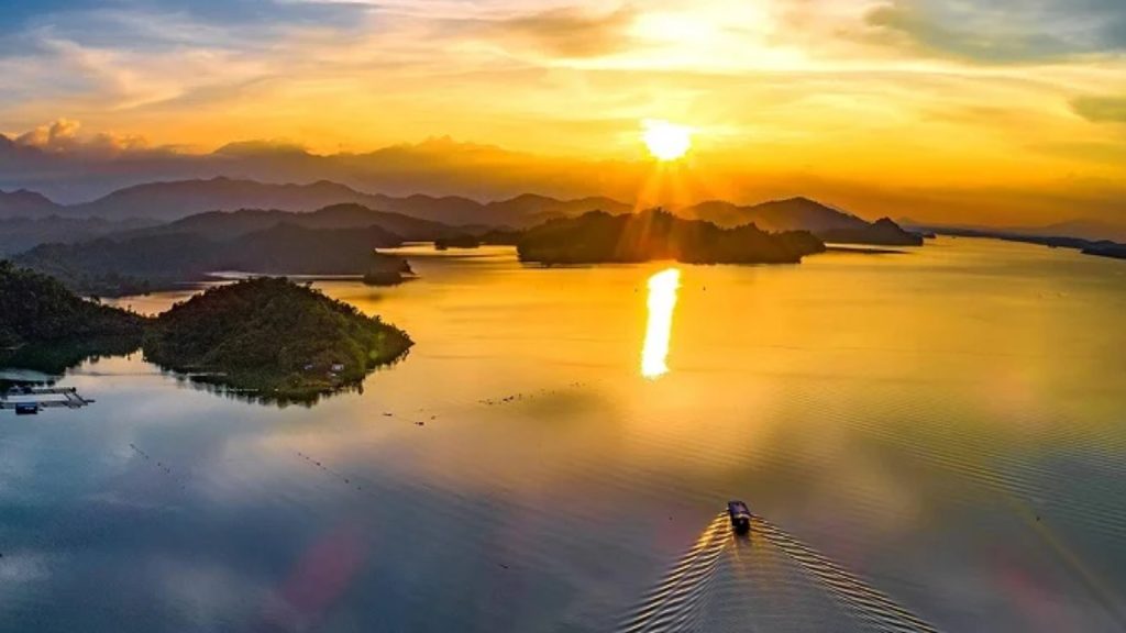 Visit Nui Coc Lake And Enjoy Its Peaceful Natural Scenery